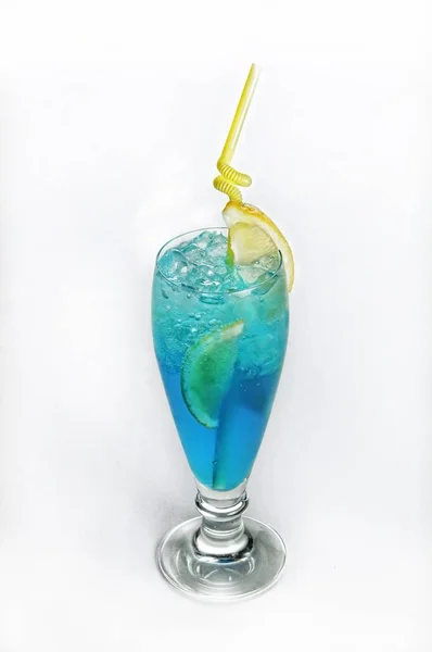 Plan Vertical Isolé Cocktail Bleu Avec Des Citrons Parfait Pour — Photo