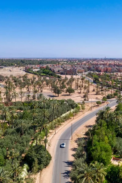Colpo Angolo Alto Una Macchina Che Attraversa Autostrada Marrakech Marocco — Foto Stock