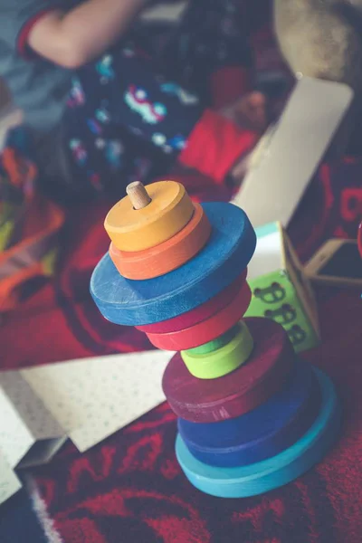 Een Verticaal Shot Van Een Plastic Kleurrijk Speelgoed Slaapkamer Van — Stockfoto