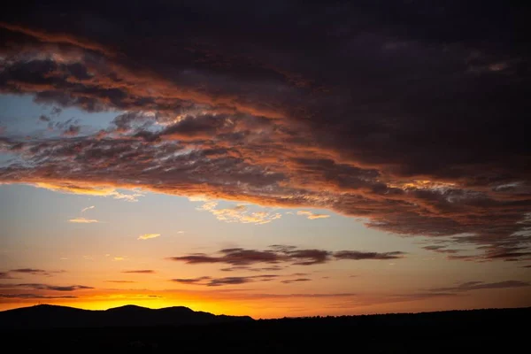 Dech Beroucí Snímek Krásného Západu Slunce Jedinečnými Barvami Zamračené Obloze — Stock fotografie