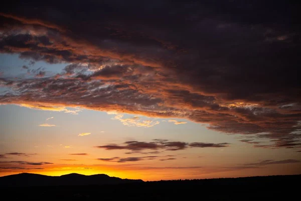 Una Toma Impresionante Una Hermosa Puesta Sol Con Colores Únicos — Foto de Stock