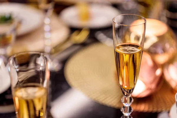 Een Selectieve Focusopname Van Een Feestelijk Champagneglas Met Een Vakantietafel — Stockfoto
