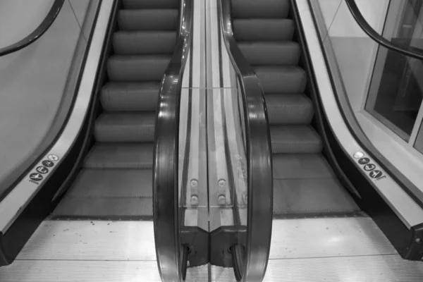 Eine Graustufenaufnahme Von Rolltreppen Ideal Für Einen Kühlen Monochromen Hintergrund — Stockfoto