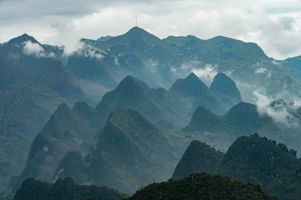 在越南的一个美丽的山顶的空中拍摄 很棒的凉爽的背景 — 图库照片