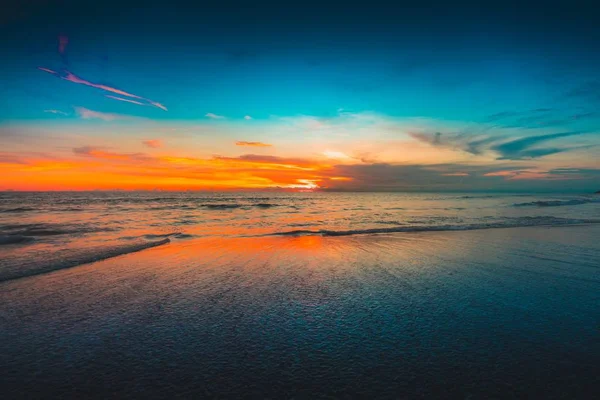 Een Prachtig Uitzicht Reflectie Van Zonsondergang Boven Oceaan Onder Bewolkte — Stockfoto