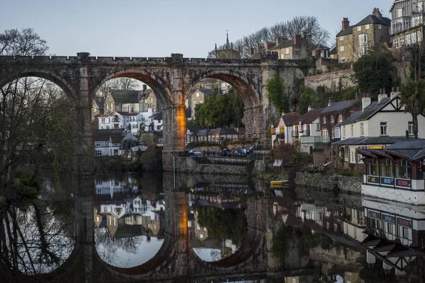 Hermoso Reflejo Del Puente Piedra Río Capturado Knaresborough Yorkshire Del — Foto de Stock