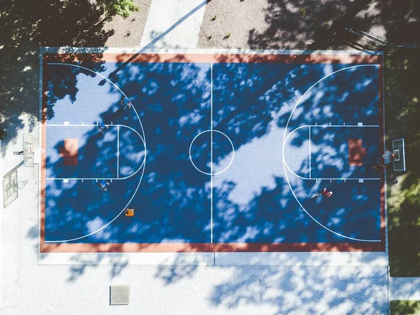 昼間のバスケットボールコートの人々の空中ショット — ストック写真