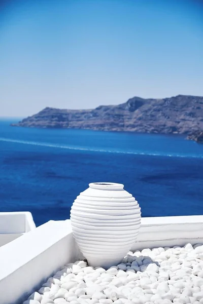 Foto vertical del mar desde un balcón blanco en Santorini, Grecia —  Fotos de Stock