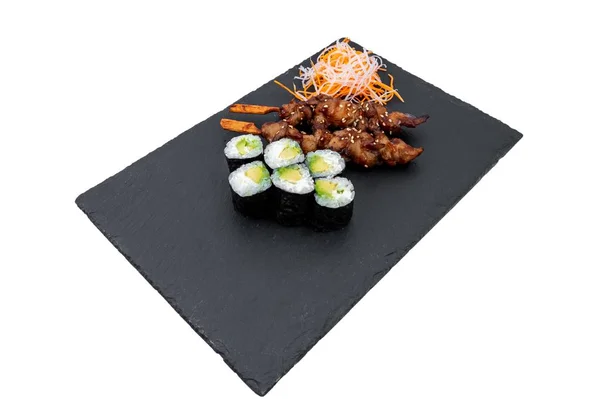 Высокий угол съемки вкусные вкусные булочки суши и шашлыки барбекю с гарниром — стоковое фото
