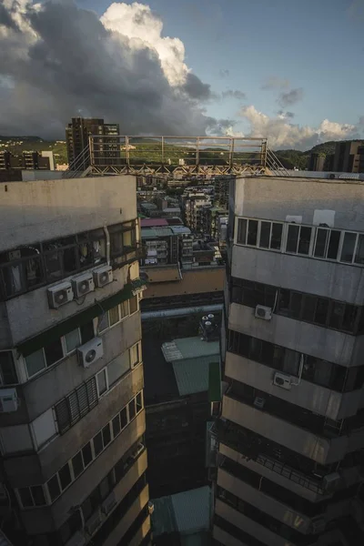 Verticale hoge hoek opname van een stadsgezicht met oude gebouwen onder de bewolkte hemel — Stockfoto