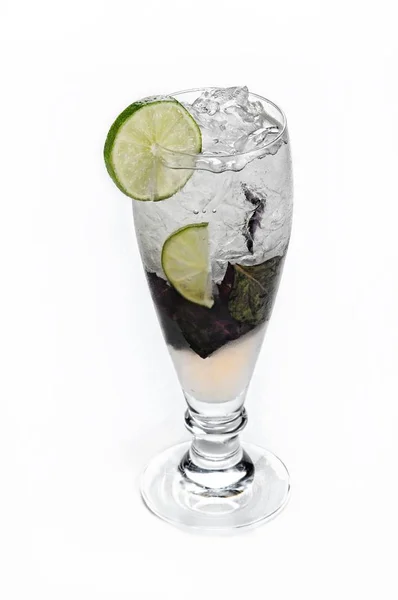 Limonlu Buzlu Bir Kokteylin Dikey Izole Edilmiş Görüntüsü Menü Kullanımı — Stok fotoğraf