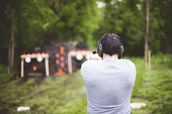 Shallow Focus Shot Male Shooting Gun Gun Range — Stock Photo, Image