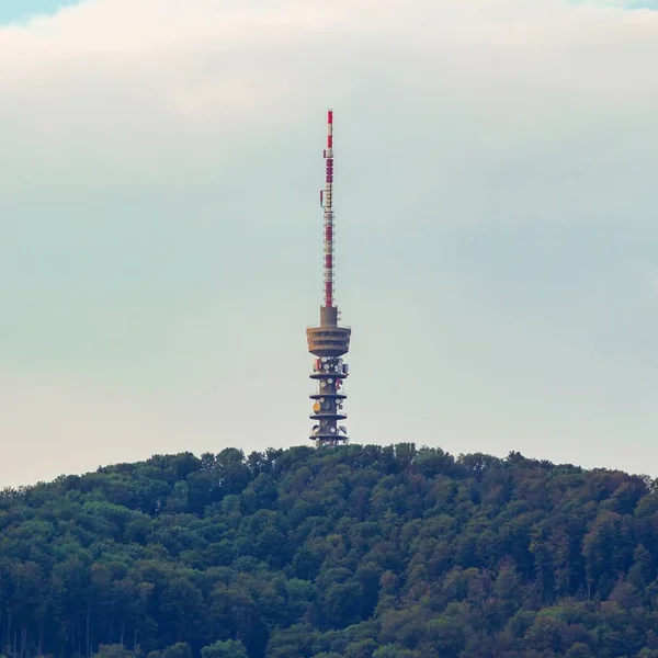 Una Toma Aérea Una Torre Radio Televisión Montaña Medvednica Zagreb —  Fotos de Stock