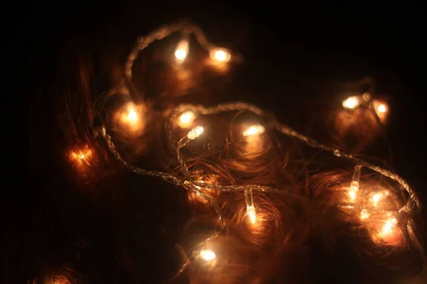 Alto ángulo de tiro de luces navideñas lindo difundir el estado de ánimo festivo alrededor — Foto de Stock