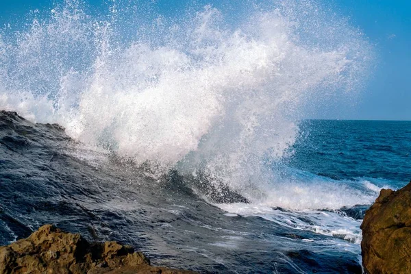 Μια Εκπληκτική Βολή Των Τρελών Ισχυρά Κύματα Της Θάλασσας Συντρίβει — Φωτογραφία Αρχείου