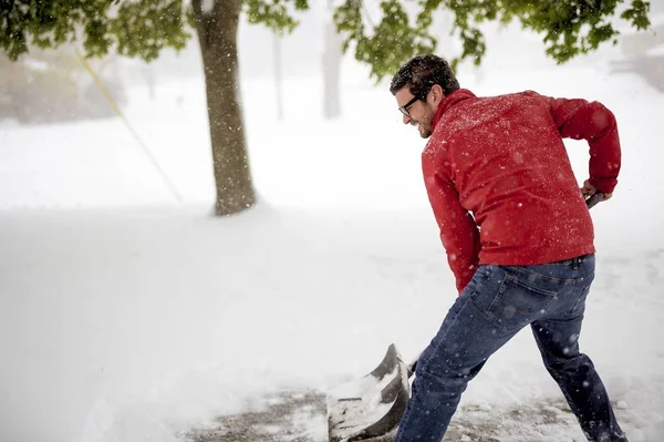 Macho Vestindo Uma Jaqueta Inverno Vermelho Pás Neve Com Fundo — Fotografia de Stock