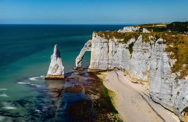 High angle shot of cliffs at the shore of the turquoise ocean — Stock Photo, Image