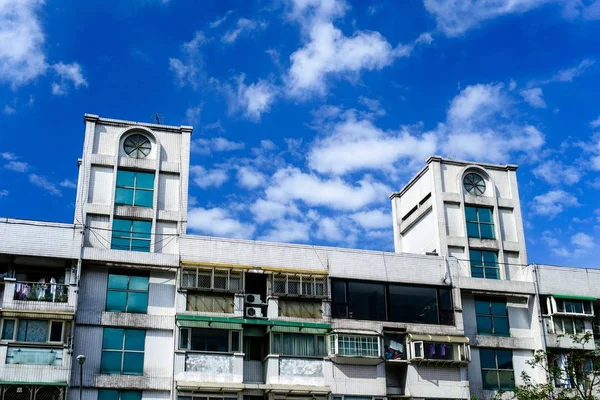 Plano Bajo Ángulo Antiguo Edificio Apartamentos Bajo Cielo Nublado Ciudad —  Fotos de Stock