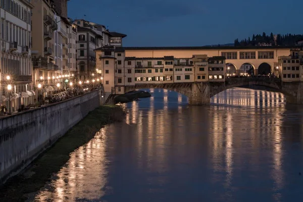 Reflectie Van Straatlantaarns Rivier Florence Italië — Stockfoto