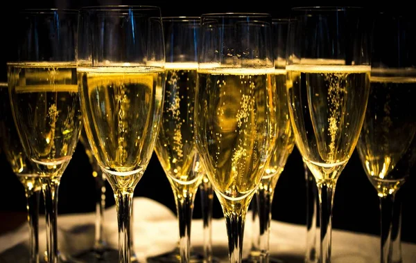 Een Close Shot Van Een Heleboel Champagne Glazen Een Zwarte — Stockfoto