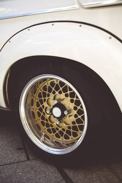 Вертикальный Крупным Планом Снимок Красивого Золотого Колеса Белом Автомобиле — стоковое фото