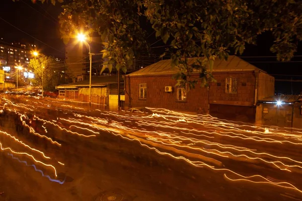 Plan en angle élevé d'un sentier lumineux dans la rue pendant la soirée à Erevan, Arménie — Photo