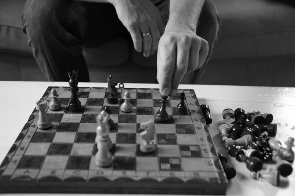 Снимок Оттенках Серого Человека Играющего Шахматы Диване — стоковое фото
