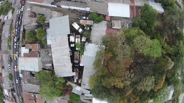 Вид з повітря на дахи будинків і трафік — стокове фото