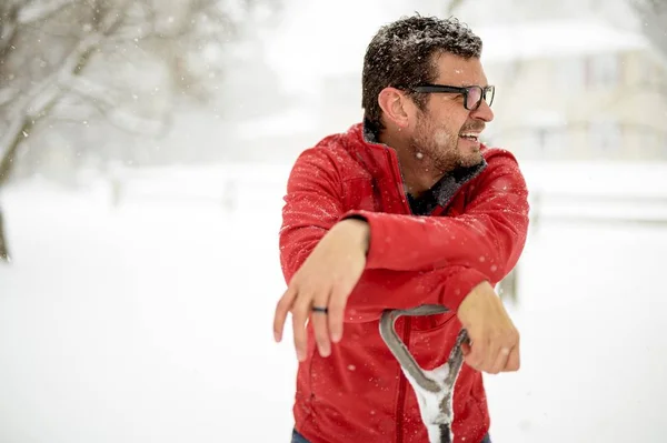 Tiro Perto Macho Com Mãos Neve Usando Casaco Vermelho Dia — Fotografia de Stock