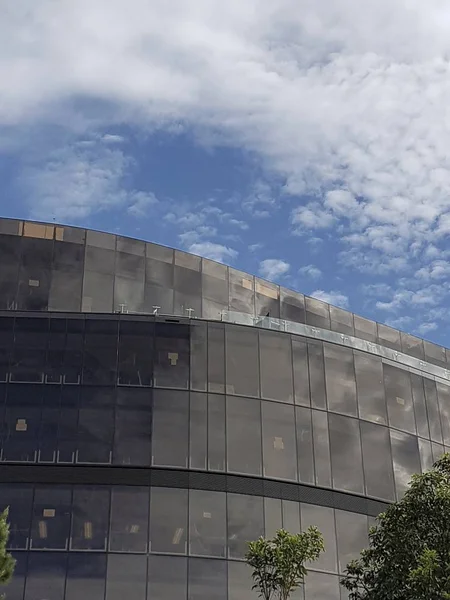 Vertikale Aufnahme eines modernen Architekturgebäudes unter wolkenverhangenem Himmel — Stockfoto