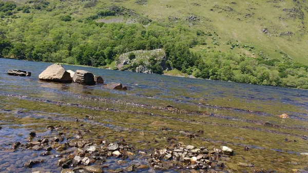 Eine Breite Aufnahme Der Kieselsteine Fluss Mit Den Baumbestandenen Hügeln — Stockfoto