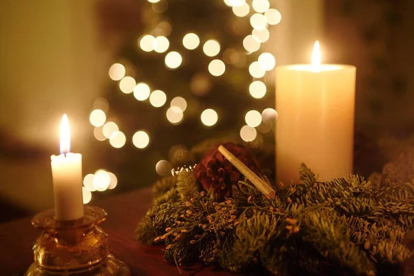 Primer plano de una marihuana roma entre las decoraciones navideñas y las luces bokeh en el fondo —  Fotos de Stock