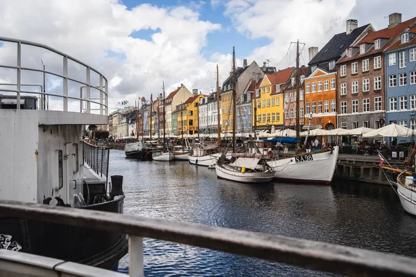 Vacker Utsikt Över Båtarna Vid Nyhavn Hamn Fångas Köpenhamn Danmark — Stockfoto