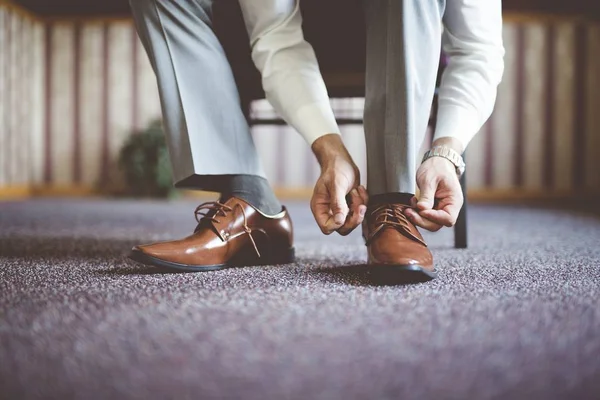 Primer Plano Traje Bien Vestido Atándose Los Zapatos Preparándose Para —  Fotos de Stock