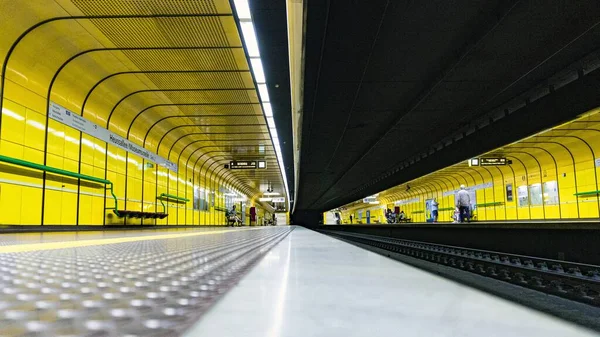 黄色の壁を持つ地下鉄駅の内部の広いショット — ストック写真