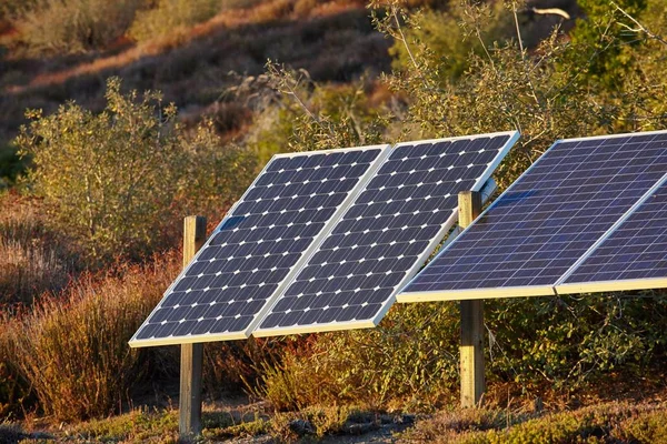 Beau Cliché Panneaux Solaires Installés Montagne Des Sources Énergie Alternatives — Photo
