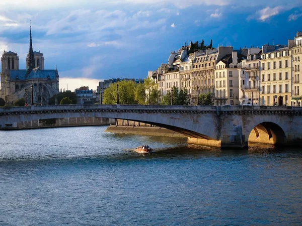 Paris Teki Seine Nehrinin Üzerinde Arkasındaki Notre Dame Katedralinin Güzel — Stok fotoğraf