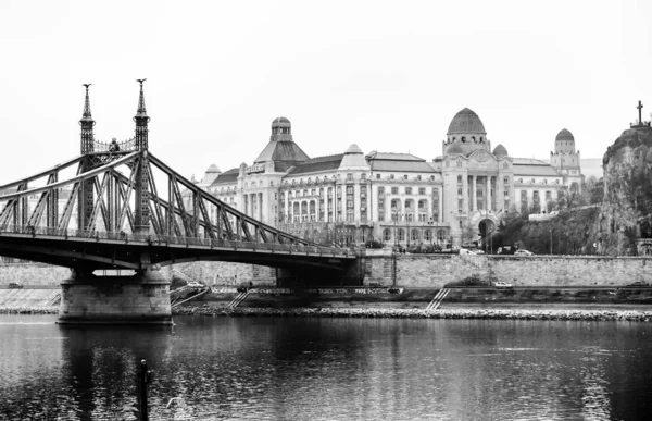 Szabadság Híd Szürkeárnyalatos Képe Budapesten — Stock Fotó