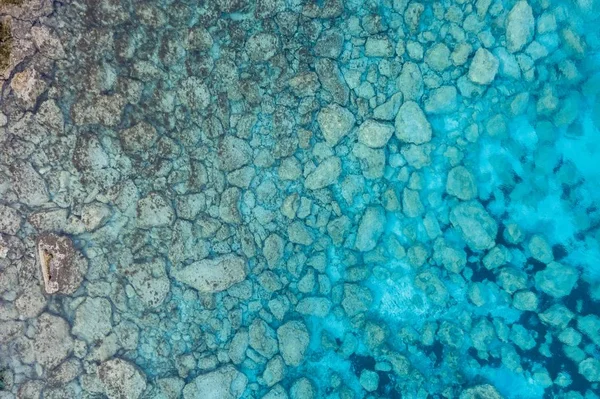Hoge hoek schot van prachtige rotsformatie onder de oceaan - geweldig voor een koele achtergrond — Stockfoto