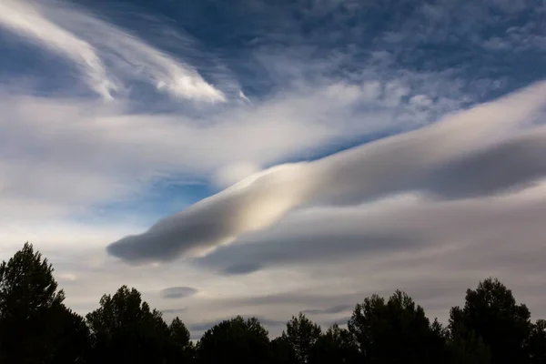 Una Vista Mozzafiato Delle Splendide Nuvole Nel Cielo Blu Sopra — Foto Stock