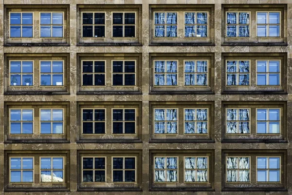 Moderní Budova Skleněnými Okny Tichosti Svědčí Životě Velkého Města — Stock fotografie