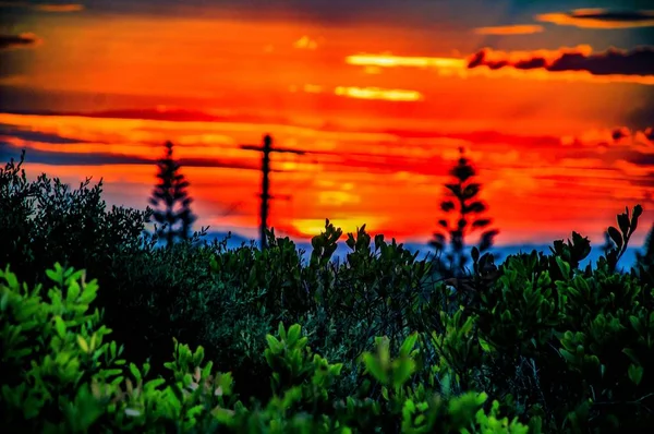 Eine Atemberaubende Aufnahme Des Sonnenuntergangs Mit Lebendigen Einzigartigen Farben Über — Stockfoto