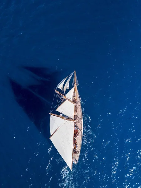 在海上航行的帆船的垂直俯拍 — 图库照片