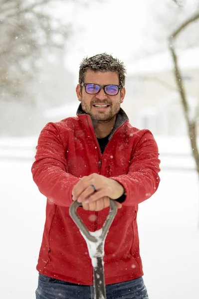 Disparo Vertical Macho Con Una Chaqueta Roja Invierno Con Las —  Fotos de Stock