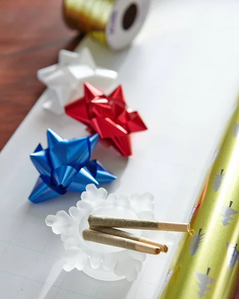Primo piano verticale di colorati ornamenti natalizi fatti a mano in carta nel processo di preparazione — Foto Stock
