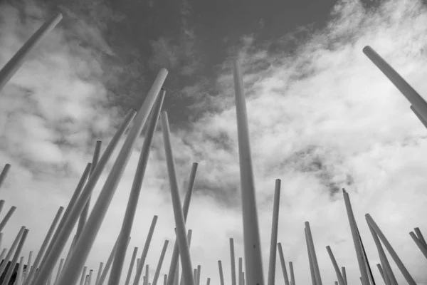 Низкоугольный Снимок Серого Цвета Металлических Полюсов Облачным Небом — стоковое фото