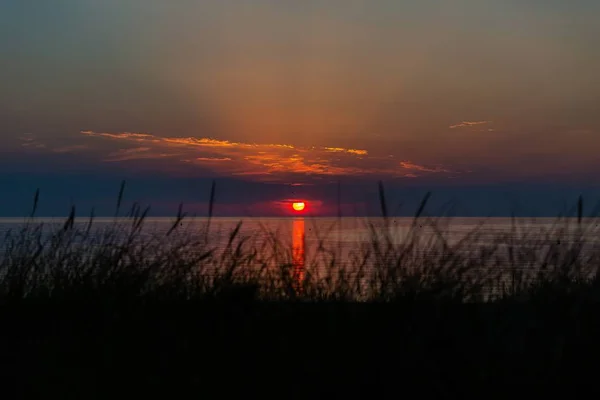Eine Atemberaubende Aufnahme Des Sonnenuntergangs Über Der Küste Des Ozeans — Stockfoto
