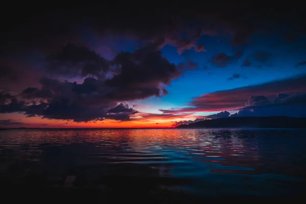 在印度尼西亚伦博克捕捉到的日落时和平海洋的壮丽景象 — 图库照片