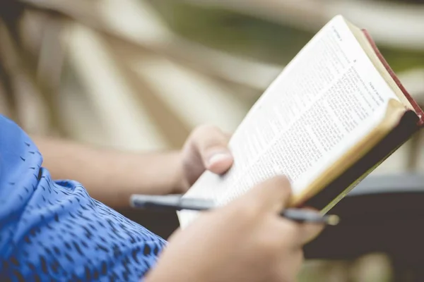 Primer Plano Una Persona Leyendo Biblia Con Fondo Borroso — Foto de Stock