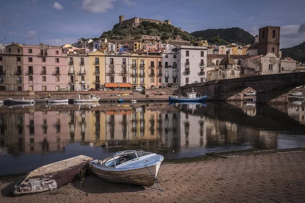 Reflejo de los edificios en el río thee capturados en Basa, Cerdeña — Foto de Stock